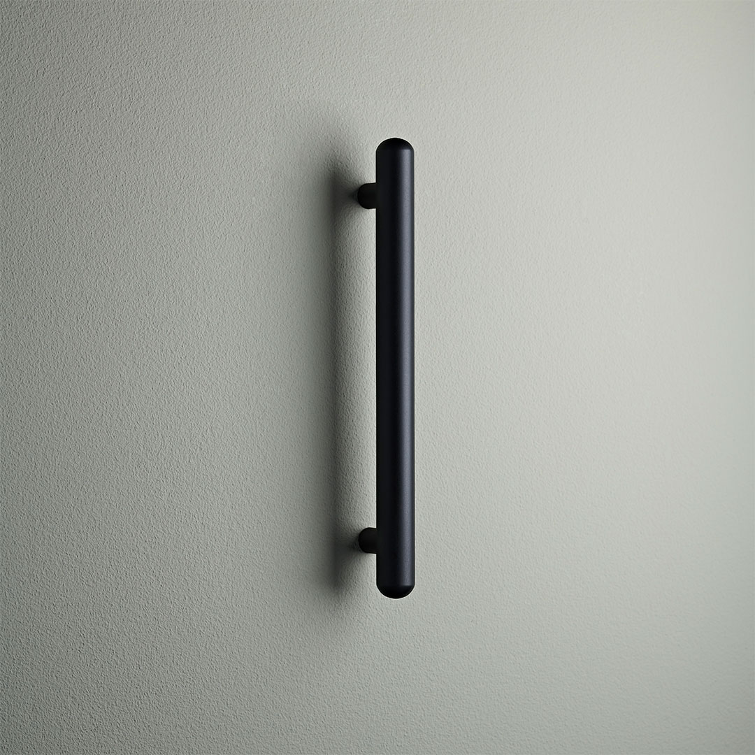 Dash Dot handle in matt black by Maison Lamee